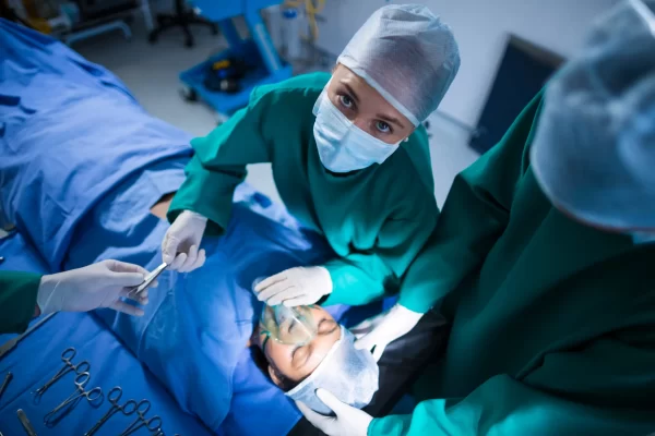 surgeons-performing-operation-operation-theater (2)